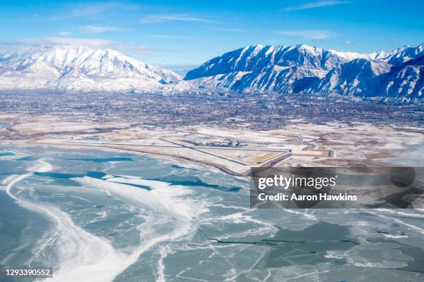 winterzicht op provo airport en utah valley - provo stockfoto's en -beelden