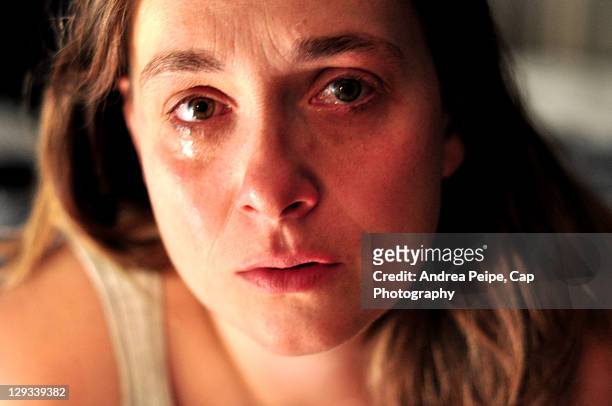 woman crying - huilen stockfoto's en -beelden