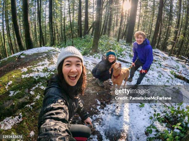 multi-ethnische familie, freunde, vizsla hund posiert für winter wandern selfie - family hiking stock-fotos und bilder