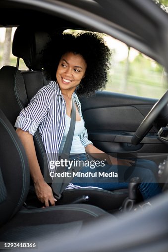 Jonge vrouwenzitting in auto Jonge vrouwenzitting in auto