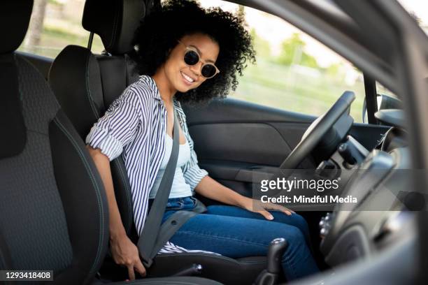 jovem sentada no carro - cinto de segurança - fotografias e filmes do acervo