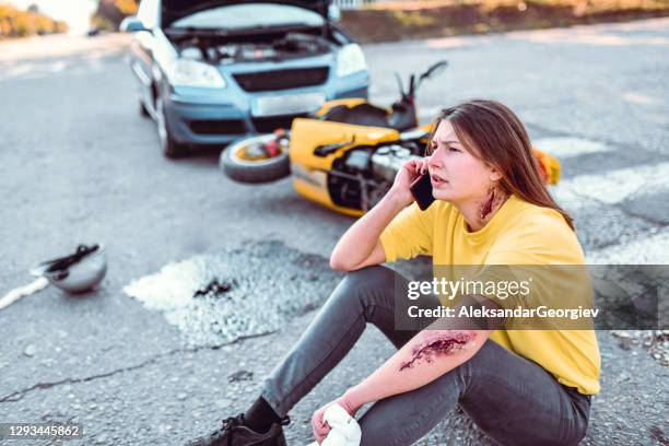 車禍善後事宜 - 女性呼叫緊急服務 - gory car accident photos 個照片及圖片檔
