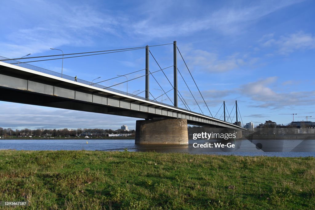 Theodor Heuss Bridge Dusseldorf, noto anche come Ponte Nord.