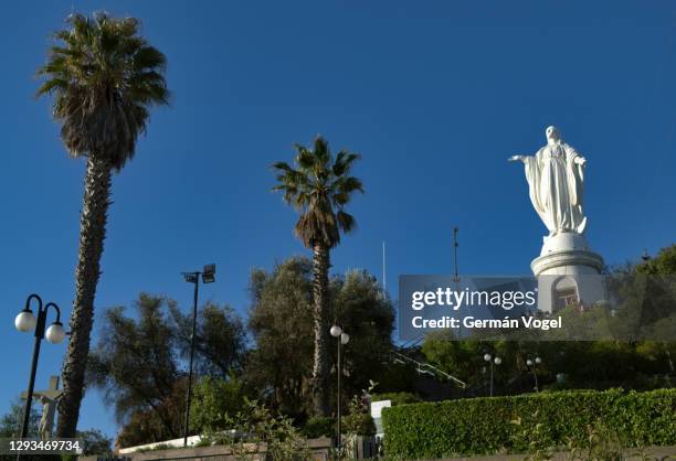 open air church by landmark virgin mary statue of santiago de chile parque metropolitano on top of san cristobal hill - cerro san cristóbal chile fotografías e imágenes de stock