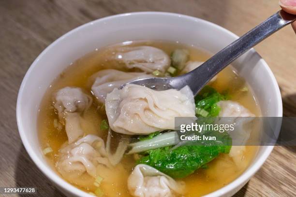 a bowl of chinese ravioli, wonton, dumpling with soup - fuzhou stock pictures, royalty-free photos & images