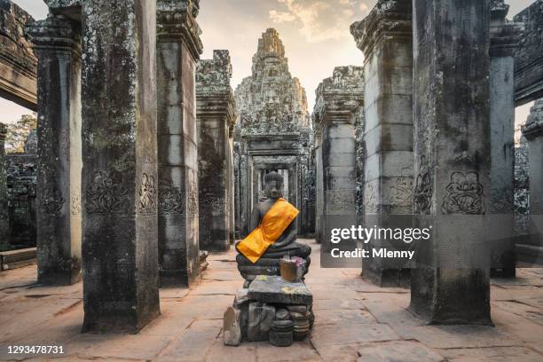 estatua de buda dentro del templo de bayon angkor thom angkor wat siem reap camboya - angkor thom fotografías e imágenes de stock