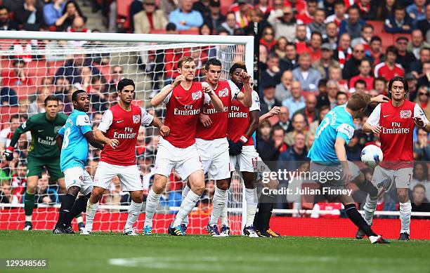 Sebastian Larsson of Sunderland scores their first goal from a free kick during the Barclays Premier League match between Arsenal and Sunderland at...