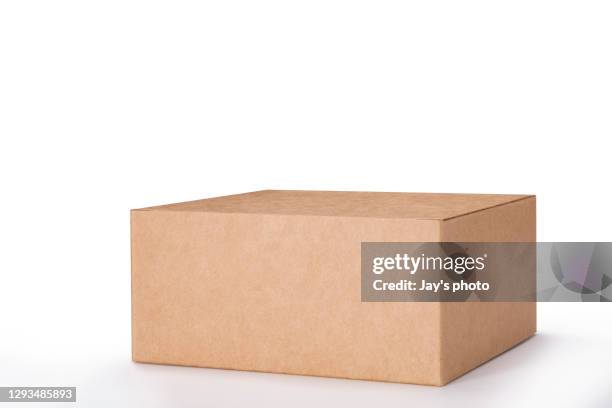 close up of a brown box on white background with clipping path - pappkarton stock-fotos und bilder