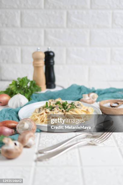 pasta al fredo spaghetti met champignons - fettuccine stockfoto's en -beelden