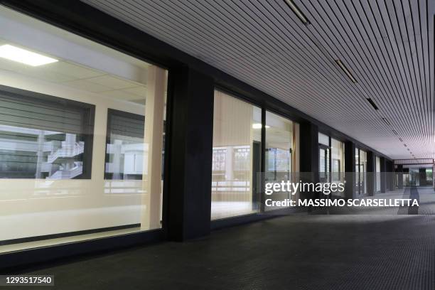 exterior corridor of a modern office building - façade de magasin photos et images de collection