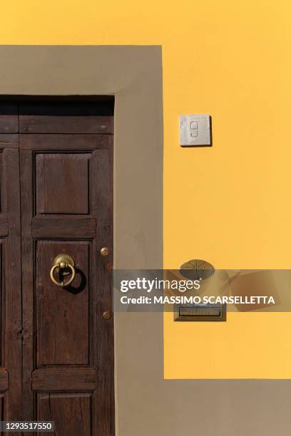 traditional tuscany door house with yellow orange and number 9 - ninth imagens e fotografias de stock
