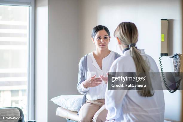 patient féminin au bureau du docteur - consultation médicale photos et images de collection