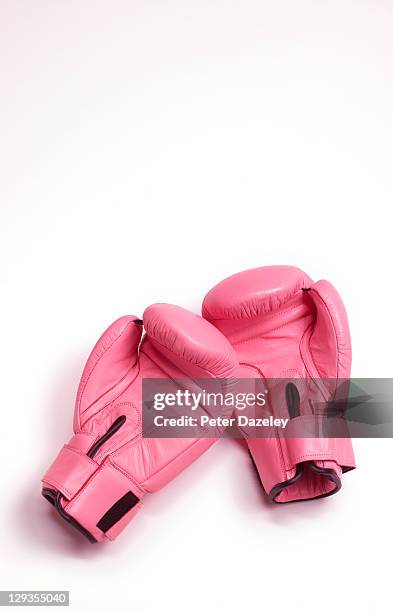 pink woman's boxing gloves - boxing glove 個照片及圖片檔