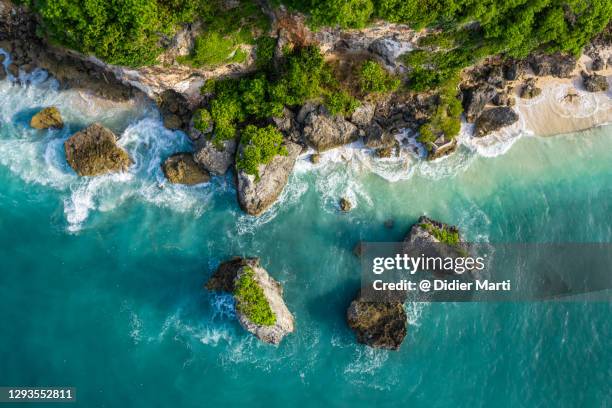 overhead drone view of the dramatic coast of the bukit peninsula in bali, indonesia - bali fotografías e imágenes de stock