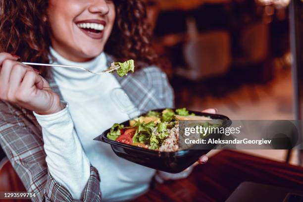 tonijnsalade voor leuk glimlachend wijfje in restaurant - tonijnsalade stockfoto's en -beelden