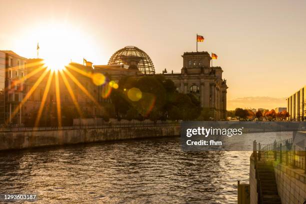 sunset at reichstag building (german parliament building, deutscher bundestag) - berlin, germany - central berlin stock-fotos und bilder