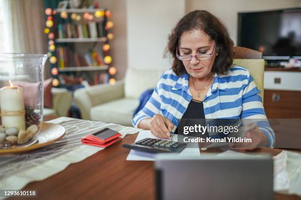 gepensioneerde vrouw die op een laag inkomen beheert - afslag stockfoto's en -beelden