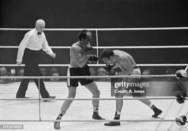 British heavyweight boxer Henry Cooper takes on Billy Walker at the Empire Pool, Wembley, London, UK, 7th November 1967.