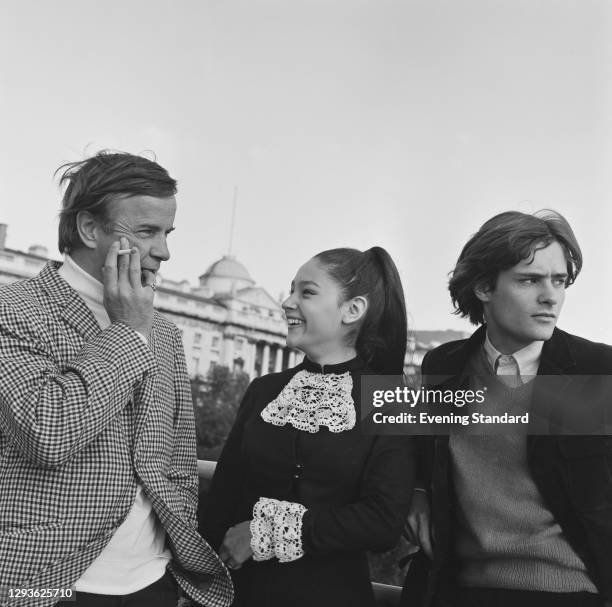 From left to right, Italian film director Franco Zeffirelli with actors Olivia Hussey and Leonard Whiting, in front of the National Gallery in...