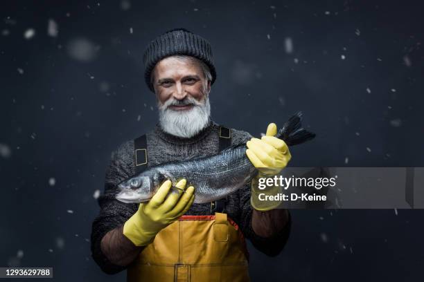 fischer mit einem großen fisch - portrait fisherman stock-fotos und bilder