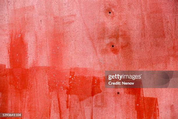 texture of red paint on wooden surface - red dirt foto e immagini stock