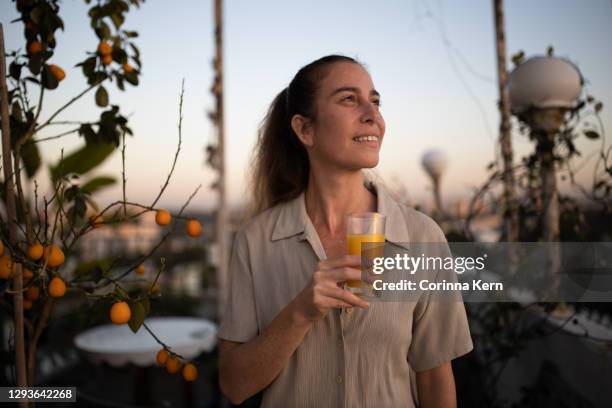 woman drinking orange juice - israeli woman imagens e fotografias de stock