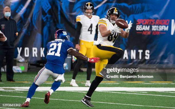 Vance McDonald of the Pittsburgh Steelers attempts a catch during a game against the New York Giants at MetLife Stadium on September 14, 2020 in East...