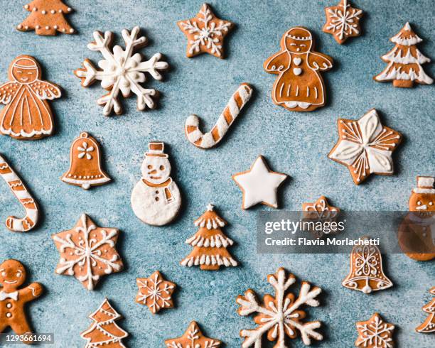christmas cookies flat lay - ジンジャーブレッドマン ストックフォトと画像