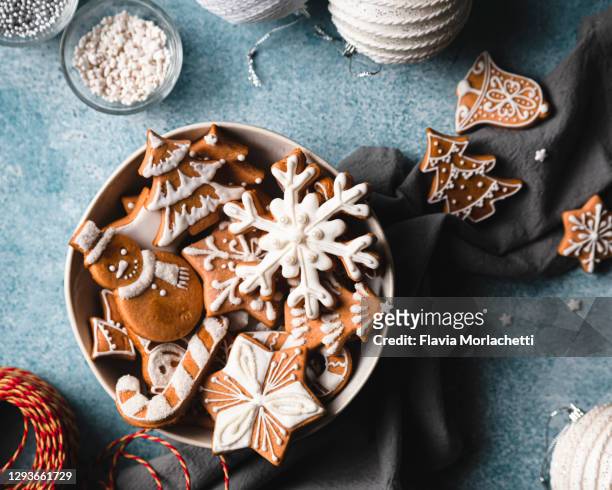 christmas cookies in a bowl - biscuit stock-fotos und bilder