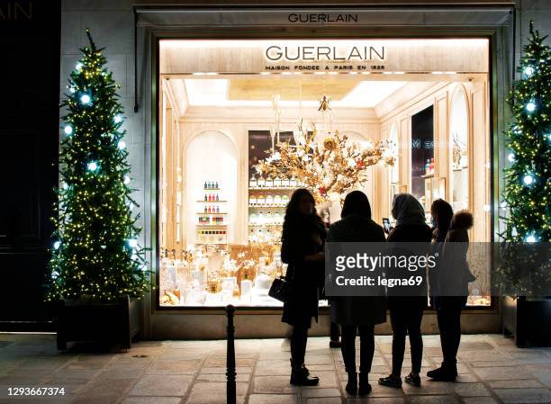 mulheres em frente à vitrine guerlain durante o natal - praça vendome - fotografias e filmes do acervo