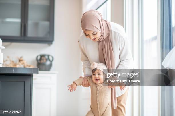 ¡ayúdame a caminar, mamá! - islamismo fotografías e imágenes de stock