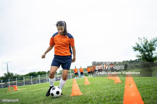 jogadora de futebol feminino praticando - high school football - fotografias e filmes do acervo