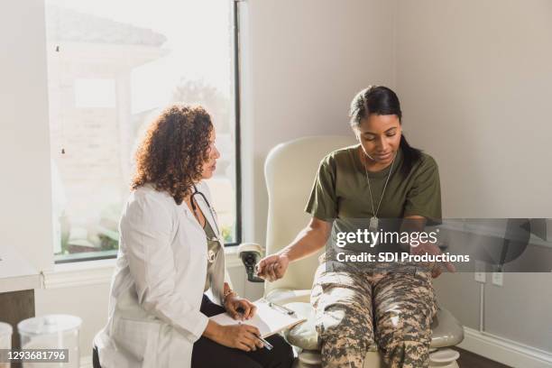 vrouwelijke veteraanbezoeken met dermatoloog - huidaandoening stockfoto's en -beelden