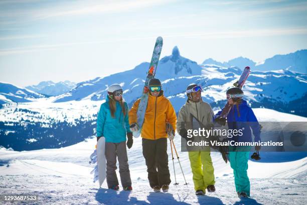 gruppo di amici che sciano e snowboard presso la stazione sciistica di whistler blackcomb. - skiing foto e immagini stock