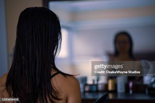 body image issues - schwaches selbstwertgefühl stock-fotos und bilder