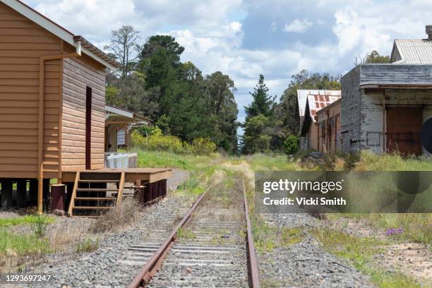 old railway track with old buildings and railway platform alongside of it, australia - toowoomba stock-fotos und bilder