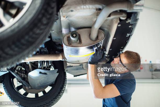 auto polijstservice. - car repairs stockfoto's en -beelden