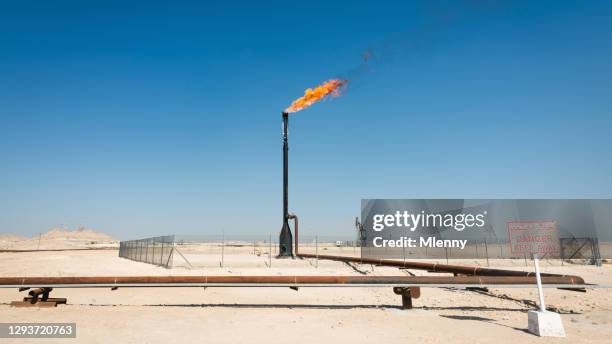 brennende wüste flare stack ölindustrie panorama bahrain naher osten - arabian peninsula stock-fotos und bilder