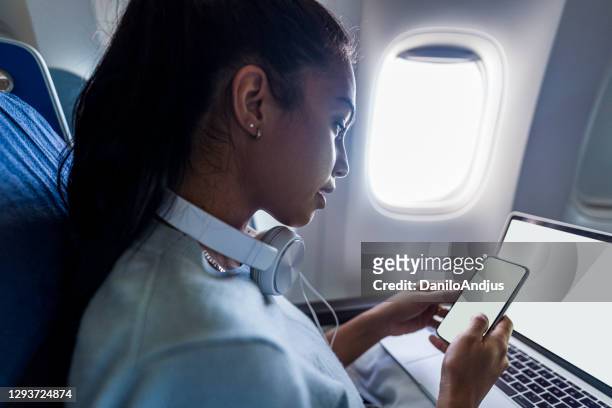 vacker kvinna på en affärsresa - woman airplane headphones bildbanksfoton och bilder