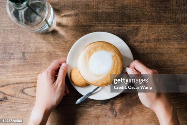 flat lay of cappuccino on wooden table - coffee art stockfoto's en -beelden