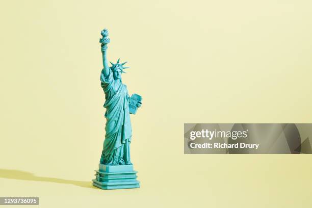 a statue of liberty figurine - estatua de la libertad fotografías e imágenes de stock