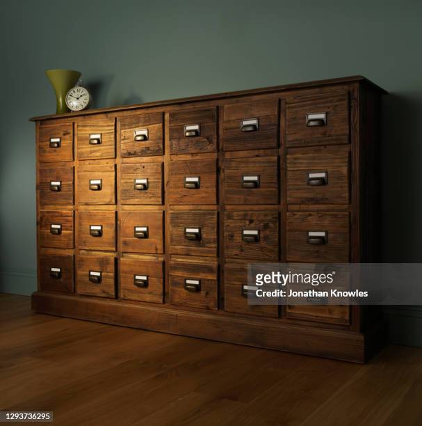 large chest of drawers - chest of drawers 個照片及圖片檔
