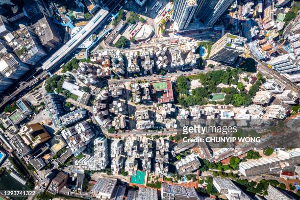 vista aerea di una casa moderna in un nuovo sviluppo abitativo. - paesaggio urbano foto e immagini stock