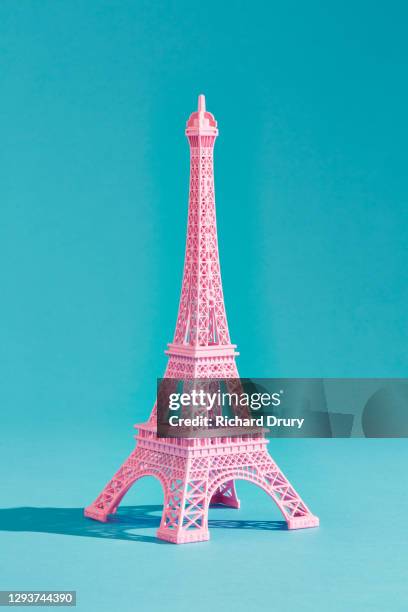 an eiffel tower souvenir - torre eiffel imagens e fotografias de stock