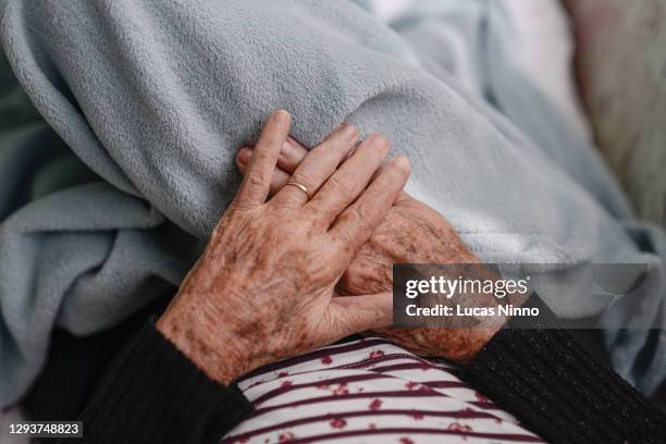 hands of an elderly woman resting - ziekte van alzheimer stockfoto's en -beelden
