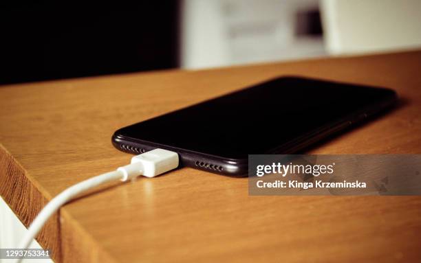 mobile phone charging - chargeur de téléphone portable photos et images de collection