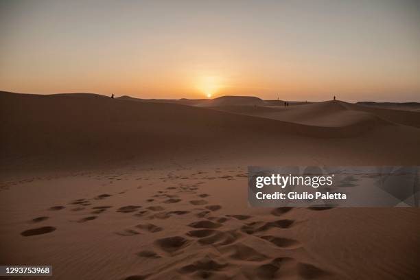 the dramatic stories of sahrawi refugees in algeria, living in refugee camps, forced to leave their own country, western sahara - western sahara stock-fotos und bilder