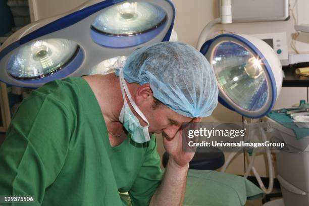 Stackhow Surgeon Surgeon Head In Hands Photos and Premium High Res Pictures - Getty Images