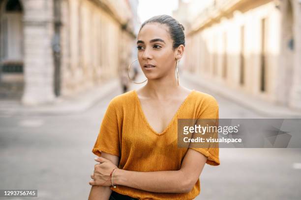 confident young woman - waist up stock pictures, royalty-free photos & images