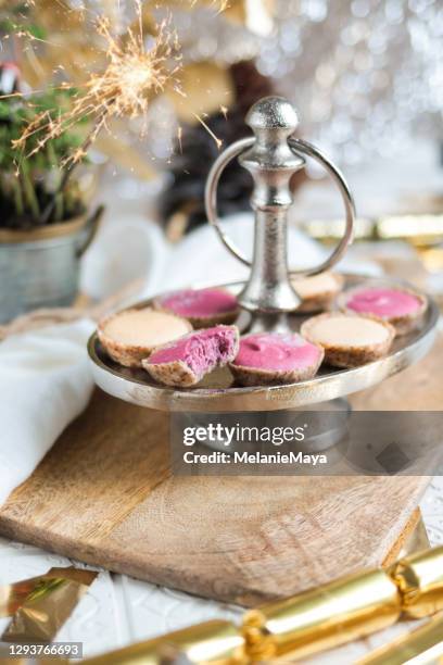 table festive de partie avec des tartes de gâteau de dessert pour le nouvel an - apero noel photos et images de collection